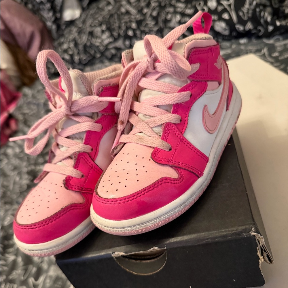 Jordan 1 Mid
White Fierce Pink (PS)